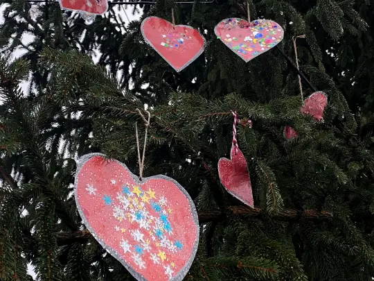 Bilde av julehjerter som barnehagebarn har hengt opp på julegran i Kongsvinger.