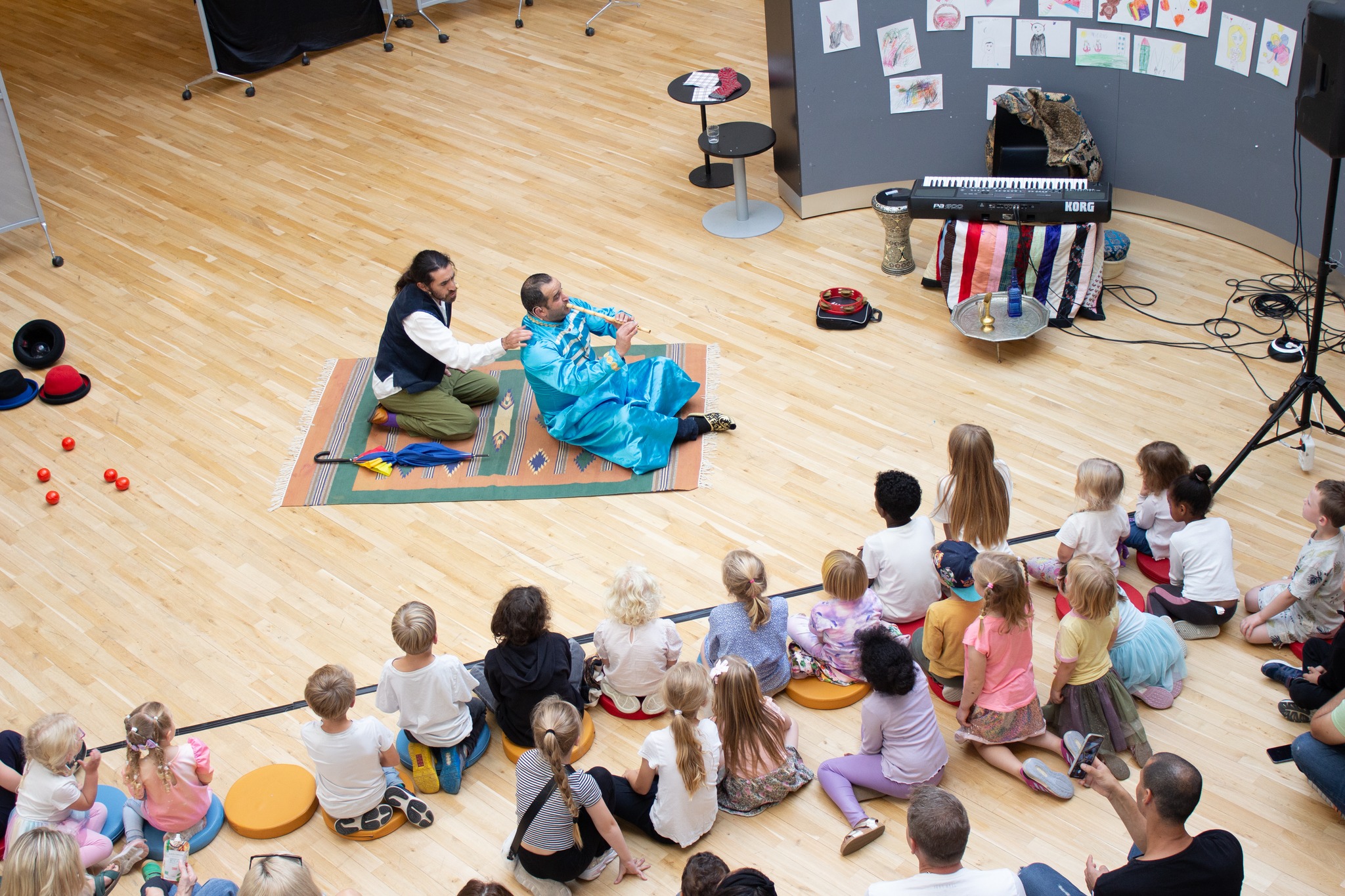 Teaterforestilling i biblioteklokalet. 