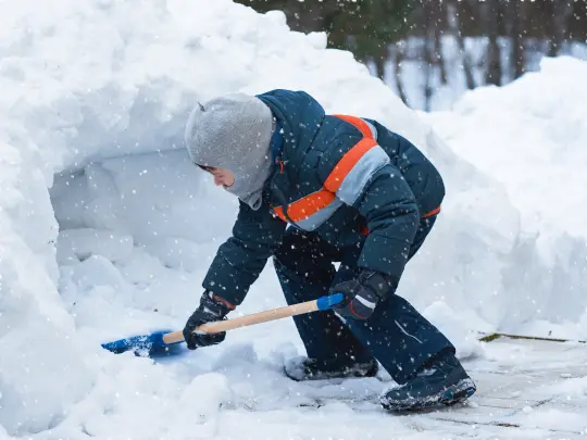 Et barn som lager snøhule.