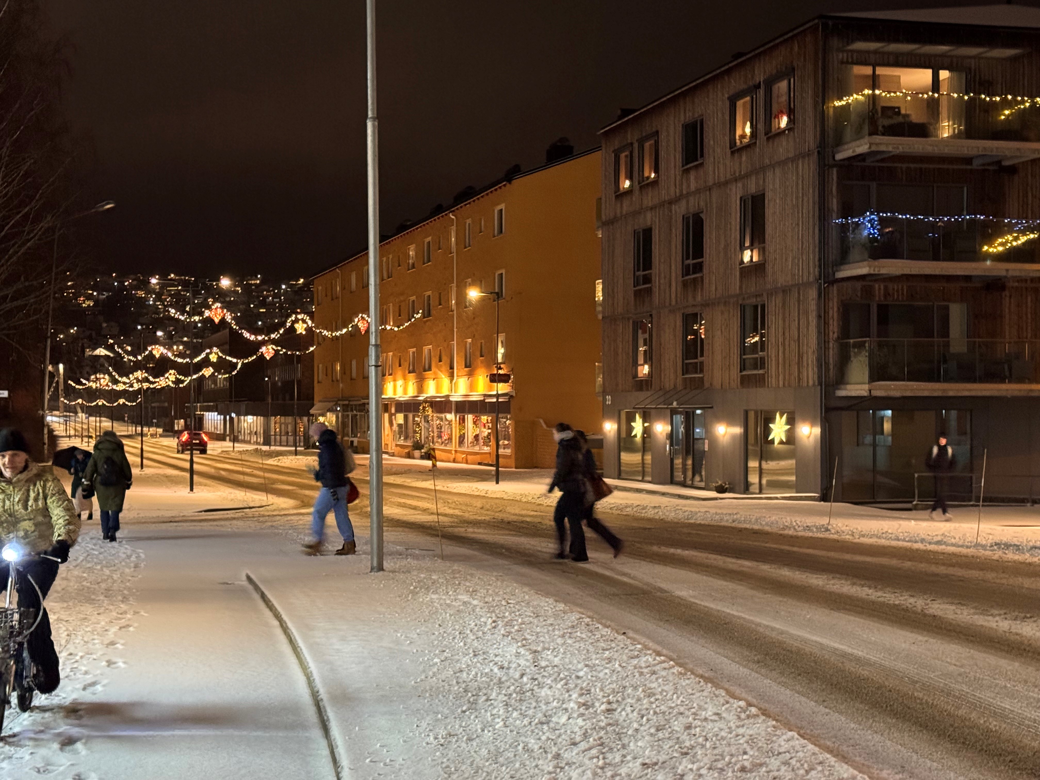 Bilde av storgata ved juletider.