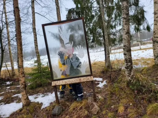 Bilde av installasjon i skogen med håndtrykk